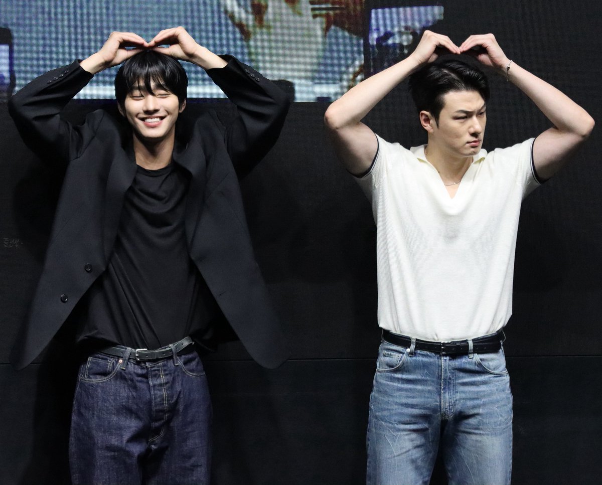 250810 메가박스 코엑스_무대인사

전독시 95즈 투샷
리본하트보고가실게요🎀♥️

극명하게 다른 분위기가 웃겼는뎈ㅋㅋㅋㅋㅋ
효섭이는 쑥쓰러운데하고ㅋㅋㅋㅋ
승호배우는 무표정으로 덤덤히 하곸ㅋㅋ
이친구들 케미맛집일세

#전지적독자시점 #안효섭 #신승호