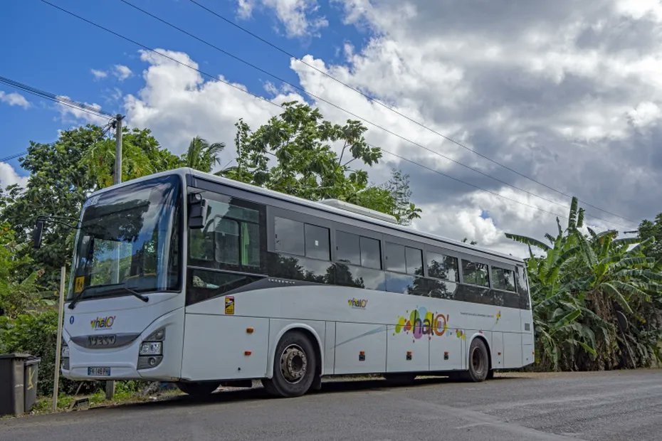 🚍Sécurité et bilan du transport scolaire à Mayotte : le réseau halO’ face aux défis de l’année 2024-2025

👉Le réseau scolaire halO’ a été touché par le cyclone Chido et les caillassages. 

📲💻la1ere.franceinfo.fr/mayotte/securi…
