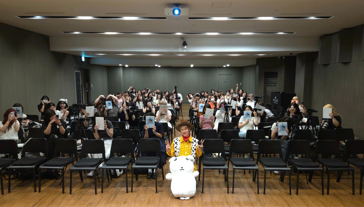 BAEKHYUN_INB100's tweet photo. 2025.08.14  Fan Sign Event
YES24 ✍️ &amp; Whoop Japan 🤳

오랜만에 대면 &amp; 영상통화로 만난 우리 에리들💖 너무 반가웠고 즐거운 시간 보내줘서 고마워요!! 휴일 잘 보내요 🌿✨️

#백현 #BAEKHYUN #EssenceofReverie #Elevator https://t.co/CLRGRT3xZ8
