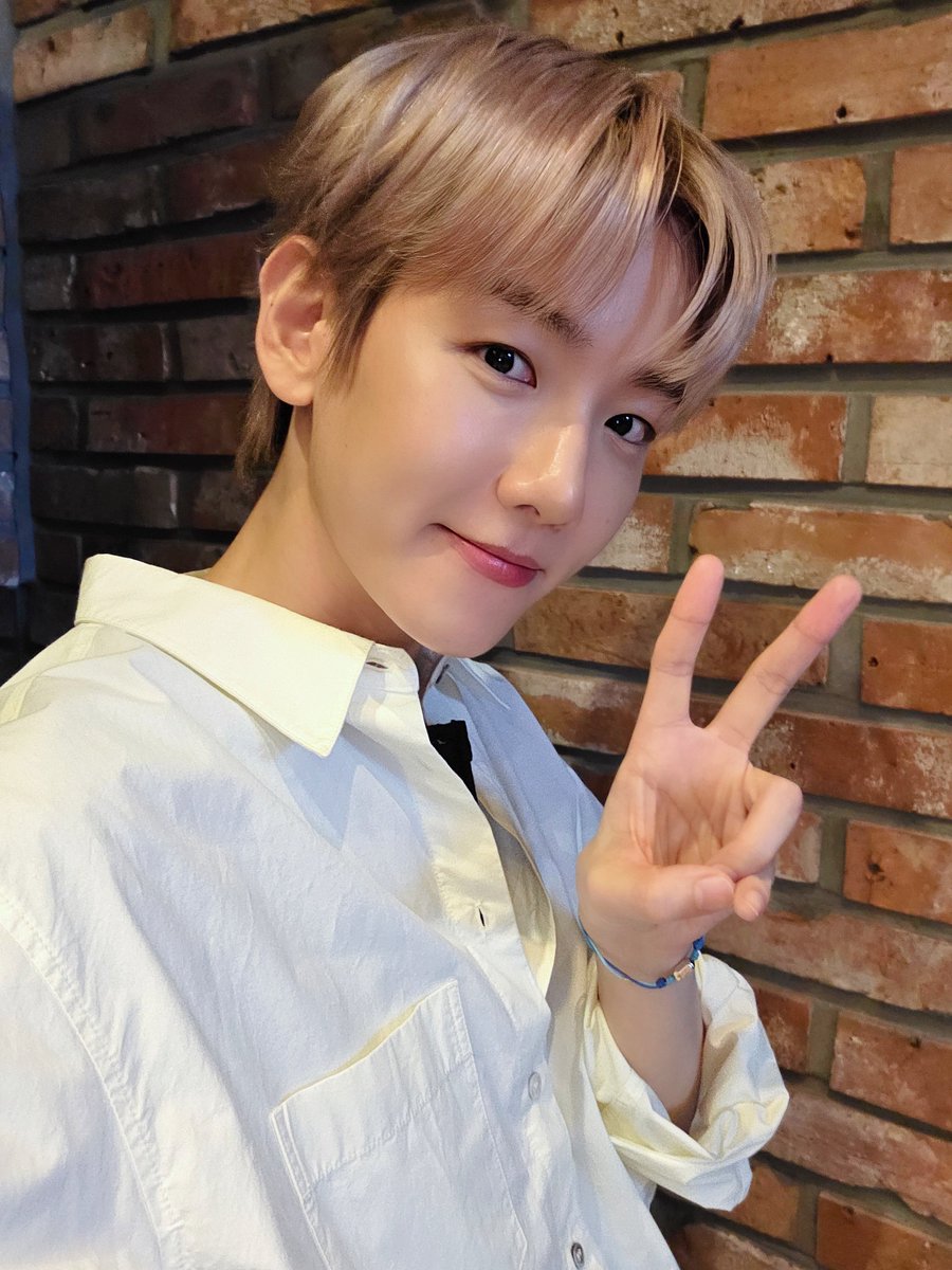 BAEKHYUN_INB100's tweet photo. 2025.08.14  Fan Sign Event
YES24 ✍️ &amp; Whoop Japan 🤳

오랜만에 대면 &amp; 영상통화로 만난 우리 에리들💖 너무 반가웠고 즐거운 시간 보내줘서 고마워요!! 휴일 잘 보내요 🌿✨️

#백현 #BAEKHYUN #EssenceofReverie #Elevator https://t.co/CLRGRT3xZ8
