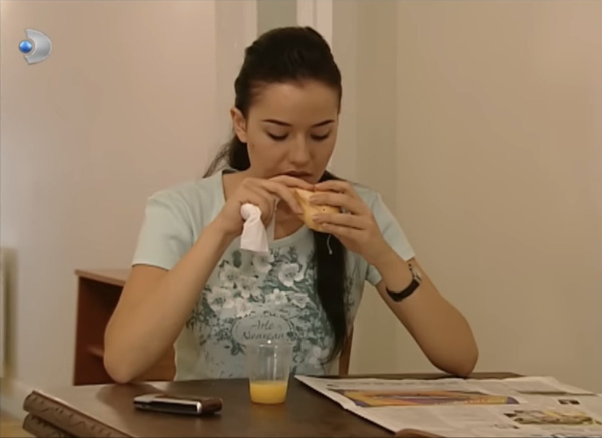 diiaannana's tweet photo. Dünya da yansa felaket de kopsa Necla tekinin iştahı kapanmaz. Zenginken karısık ızgarasını eksik etmez, sürünürken bile portakal suyunu içer 💅 kesin boğa burcu https://t.co/HJfv2zK1hG