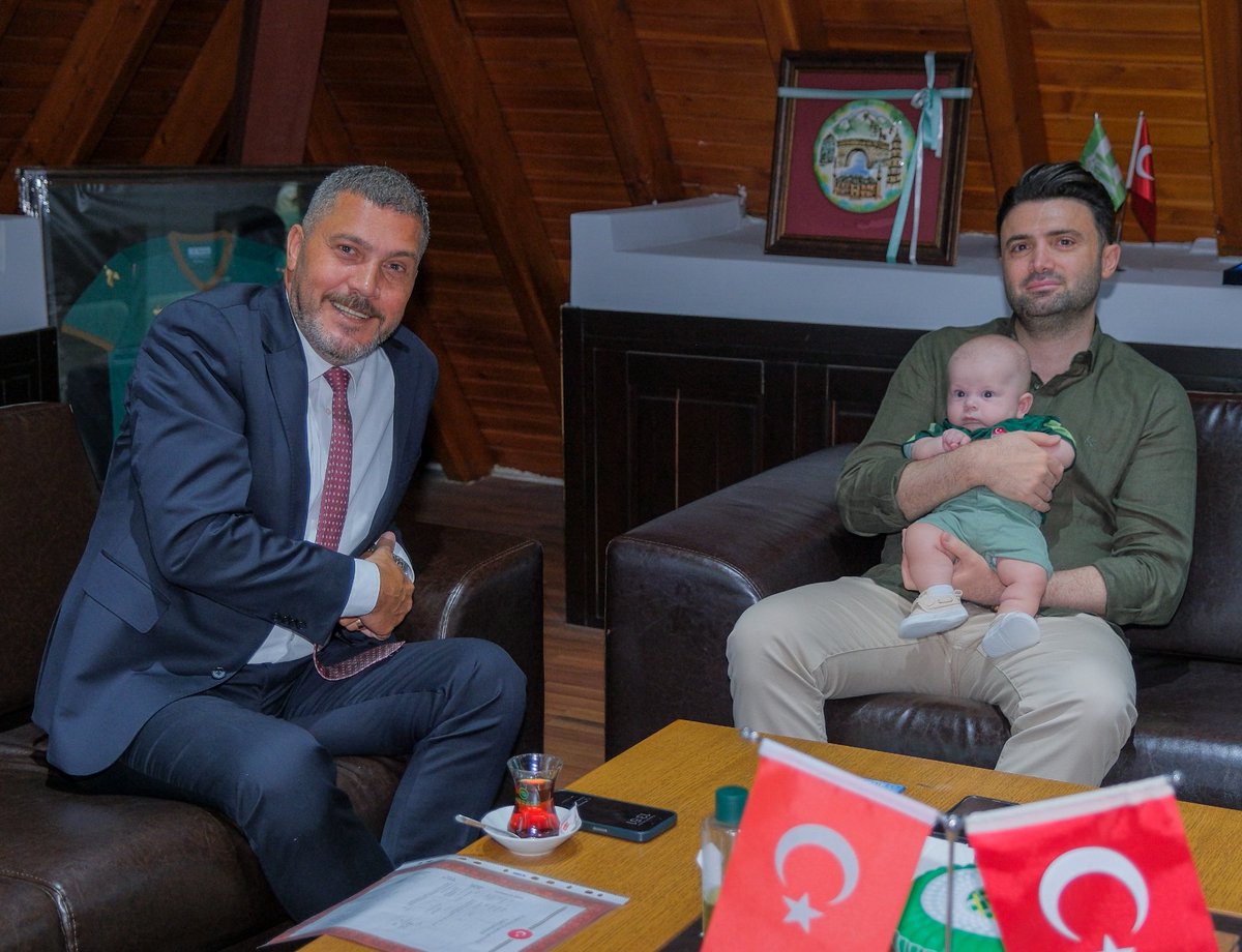BursasporSk's tweet photo. Bursa’da yaşayan Aleyna ve Ahmet Miraç Taran çiftinin oğlu Çağan Ata Taran bebeğimize, doğum sonrası alınan topuk kanı taraması sonucunda SMA Tip-1 hastalığı teşhisi konulmuştur.

Onu sağlığına kavuşturacak olan gen tedavisinin masraflarının yüksekliği, ailemizi çaresiz bıraktığından Valilik onayı ile bir yardım kampanyası başlatılmıştır.

Ancak zaman dar ve 1 ay içerisinde ilaç tedavisi yapılmazsa Çağan Ata Taran’ın yaşamı tehlikeye girecektir. Bebeğimizi yaşatmak hepimizin vicdan borcudur.

Bu duruma seyirci kalmayan önceki dönem yöneticilerimizden Sayın Hakan Dinçtürk, Çağan Ata Taran ile kulübümüzü ziyaret ederek, 16 Ağustos Cumartesi akşamı saat 20.00’de Atatürk Spor Kompleksi Matlı Stadyumu’nda yeni sezon öncesi Eskişehirspor ile oynayacağımız özel karşılaşmada “Çağan Ata Taran” adına forma göğüs sponsorumuz olmuştur. Takımımız ısınmaya Çağan Ata’nın kampanya görseli ile sahaya çıkacaktır.

Biz de Bursaspor Kulübü olarak, forma sponsorluğu gelirini Çağan Ata Taran evladımızın tedavisi için bağışlayacağız. Bunun yanı sıra takımlar kampanya afişi ile sahaya çıkacaktır.

ÇAĞAN ATA’nın bu mücadelesinde Bursa halkının ve yaptığı sosyal sorumluluk projeleri ile Türkiye’ye her zaman örnek olmuş büyük Bursaspor taraftarının onu yalnız bırakmayacağını biliyoruz. Bu bilinçle küçük bebeğimizin kampanya hesaplarını aşağıda paylaşıyoruz.

Çağan Ata Taran Valilik İzinli Kampanya Hesap Numaraları
Valilik izin numarası: 16.2025.3129
TL TR28 0013 4000 0247 4457 5000 01
$ TR98 0013 4000 0247 4457 5000 02
€ TR71 0013 4000 0247 4457 5000 03