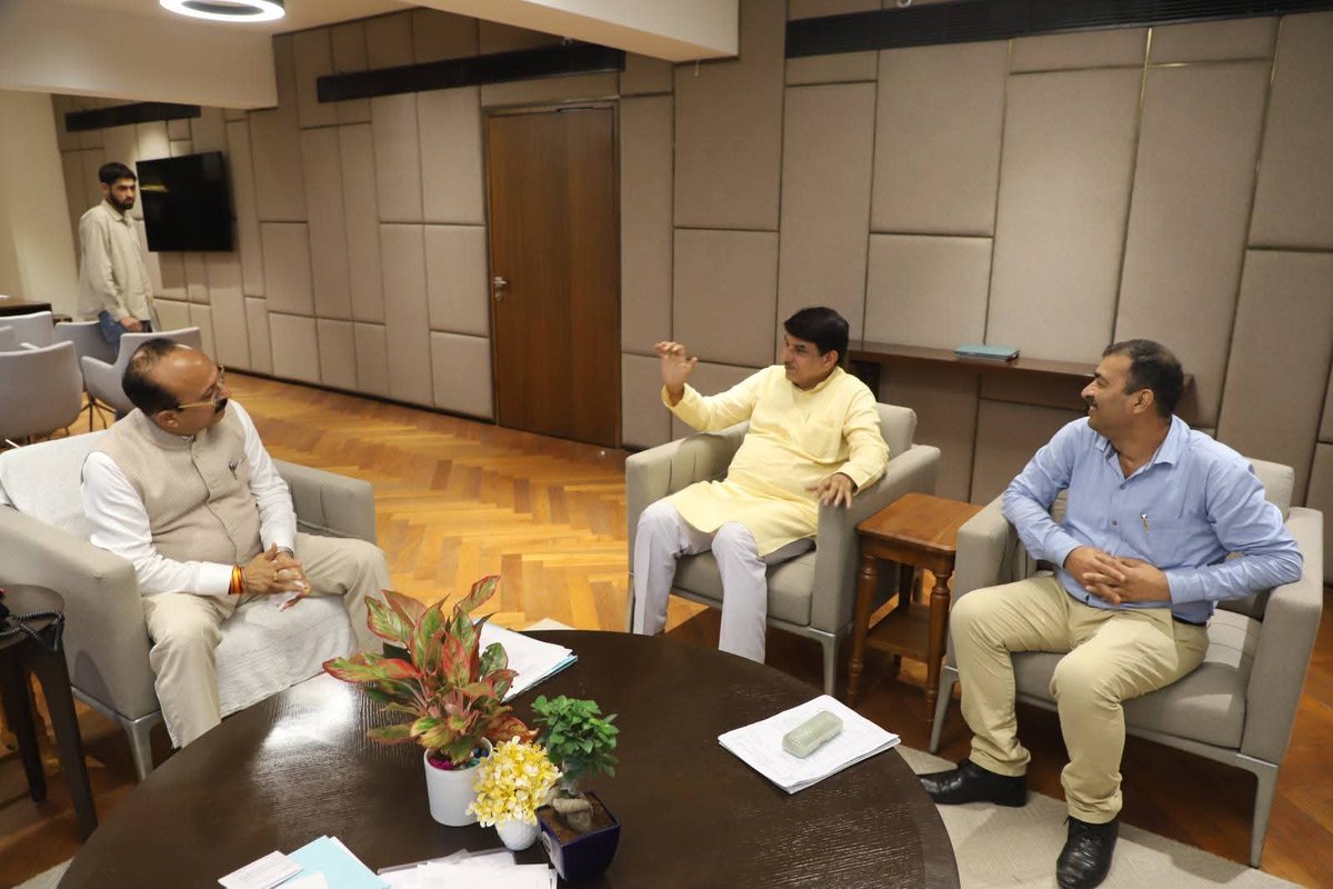 ABRSM दिल्ली प्रदेश प्रतिनिधिमंडल ने शिक्षा मंत्री श्री आशीष सूद जी <a href="/ashishsood_bjp/">Ashish Sood</a> से मुलाक़ात कर लंबित ट्रांसफर, टैबलेट वितरण, अवकाश बहाली, सेवा विस्तार, अतिथि शिक्षक व अन्य मुद्दों पर चर्चा की। मंत्री जी ने शीघ्र समाधान का आश्वासन दिया। 🚩 <a href="/ABRSM14121993/">ABRSM</a>
25 July 2025