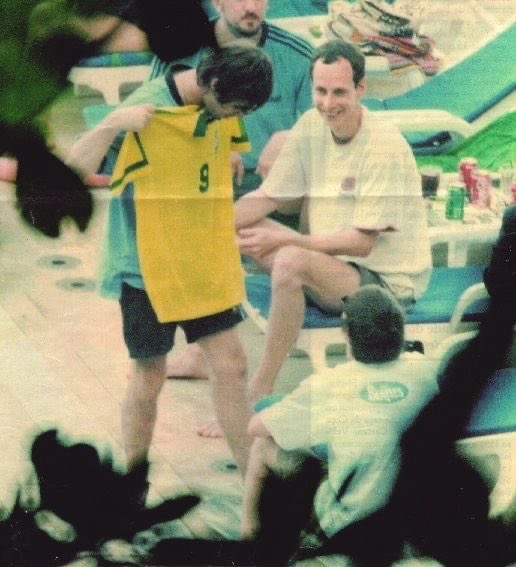 DlRTYSHlRT's tweet photo. liam in brazil, 1998 https://t.co/o5cesjsb4b