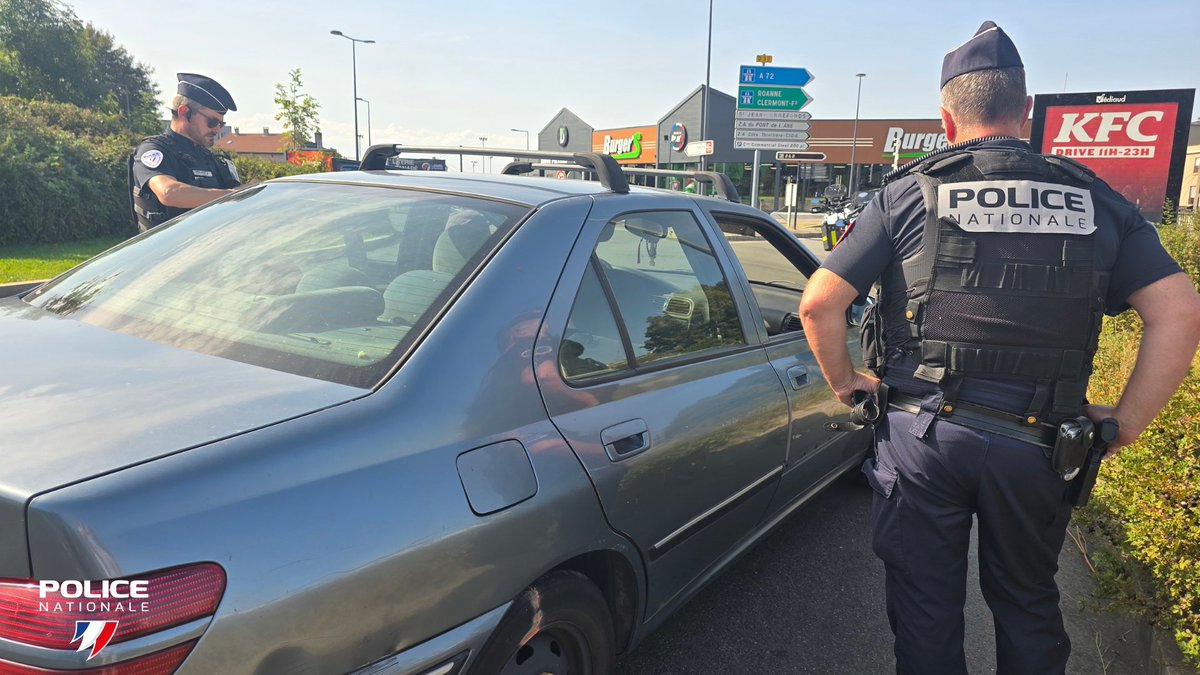 Police Nationale 42 (@policenat42) on Twitter photo #SécuritéRoutière | Durant ce long week-end, pour votre sécurité, des contrôles routiers renforcés sont déployés par les 👮♀️👮♂️ de <a href="/PoliceNat42/">Police Nationale 42</a>. Comme ici à Saint-Étienne en présence de M. Schuffenecker, secrétaire général de <a href="/Prefecture42/">Préfet de la Loire</a> 👮♀️🚦🚨
Soyez vigilants. 👀
<a href="/RoutePlusSure/">Sécurité routière</a> #SécuritéRoutière | Durant ce long week-end, pour votre sécurité, des contrôles routiers renforcés sont déployés par les 👮♀️👮♂️ de <a href="/PoliceNat42/">Police Nationale 42</a>. Comme ici à Saint-Étienne en présence de M. Schuffenecker, secrétaire général de <a href="/Prefecture42/">Préfet de la Loire</a> 👮♀️🚦🚨
Soyez vigilants. 👀
<a href="/RoutePlusSure/">Sécurité routière</a>