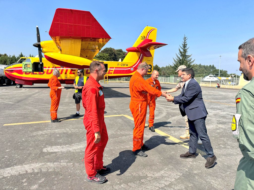 gorka581's tweet image. Pélican 37 (F-ZBFV) y Pélican 38 (F-ZBFW), dos Canadair CL-415 de la @SecCivileFrance (Protección Civil) francesa ya están en Galicia para apoyar en la lucha contra el fuego

Acompaña al despliegue un avión "Beech" galo de Coordinación

Merci beaucoup
Muchas gracias