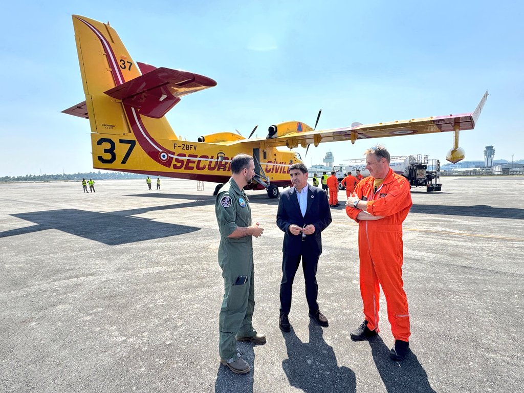 gorka581's tweet image. Pélican 37 (F-ZBFV) y Pélican 38 (F-ZBFW), dos Canadair CL-415 de la @SecCivileFrance (Protección Civil) francesa ya están en Galicia para apoyar en la lucha contra el fuego

Acompaña al despliegue un avión "Beech" galo de Coordinación

Merci beaucoup
Muchas gracias