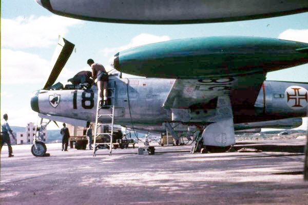 avioesFAP_hist's tweet photo. Os primeiros tempos da operação de jatos pela Força Aérea. Na imagem o F-84G Thunderjet nº 5188 da Esquadra 21 “Barretes” a ser preparado para mais uma missão a partir da Base Aérea da Ota #f84 #thunderjet #f84g #prtairforce #forçaaérea https://t.co/esU4yksmtO