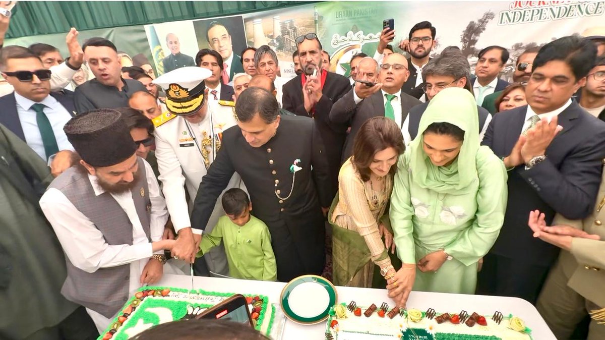 PakistaninUK's tweet photo. Special prayers were held for prosperity and development of Pakistan. National songs, soulful music performances and a Painting Competition for Children were also part of the celebrations. Later, the High Commissioner, along with his spouse and guests performed cake cutting to celebrate Independence Day of Pakistan. 
 
The event was attended by UK parliamentarians, diplomats, members of the Pakistani community, media personnel, and the officials of Pakistan High Commission with families.