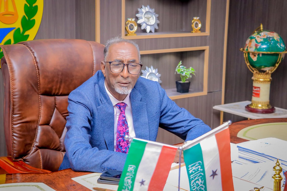 🏁The Ministry of Youth &amp; Sports, led by Minister Ahmed Yasin Mohamed Farah, accompanied by the Minister of Interior &amp; Security, announced the #Hargeisa International Half Marathon 21km tomorrow Aug 15. 🚧 Royal Hotel → Hargeisa Stadium closed 4–6 PM 🏃‍♀️🏃‍♂️ #HargeisaMarathon2025