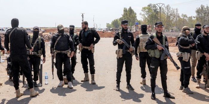 Bunlar sözde Suriye’ninyeni ordusu bunlara bel bağlayanlar yarı yolda kalır bunlarla iş tutarlara duyurulur.