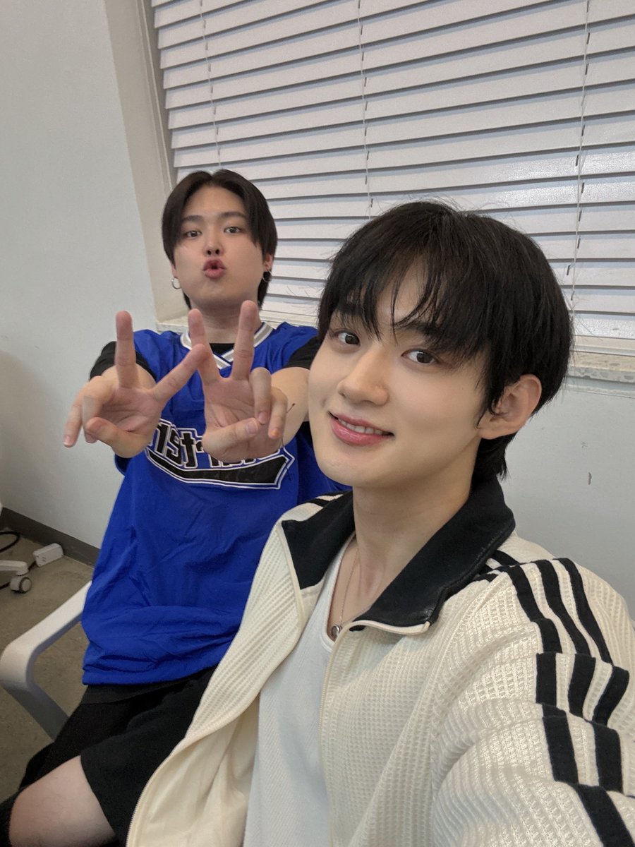 [#용승]       

동헌이형 고생했다🫠
누구보다 빛났고 얼른 더 좋은 기회로
세상을 비추기를.

#YONGSEUNG #베리베리 #VERIVERY
#보이즈2플래닛 #연호