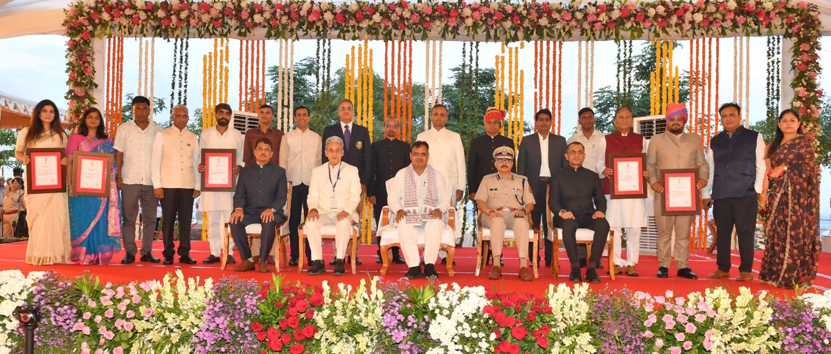 79वें स्वतंत्रता दिवस की पूर्व संध्या पर आज जोधपुर स्थित ऐतिहासिक मेहरानगढ़ किले में "एट होम" कार्यक्रम में कला, साहित्य एवं विविध क्षेत्रों में उल्लेखनीय योगदान देने वाली प्रतिभाओं को सम्मानित किया। साथ ही उत्कृष्ट कार्य करने वाले चयनित पुलिस अधिकारियों एवं कर्मचारियों को पुलिस
