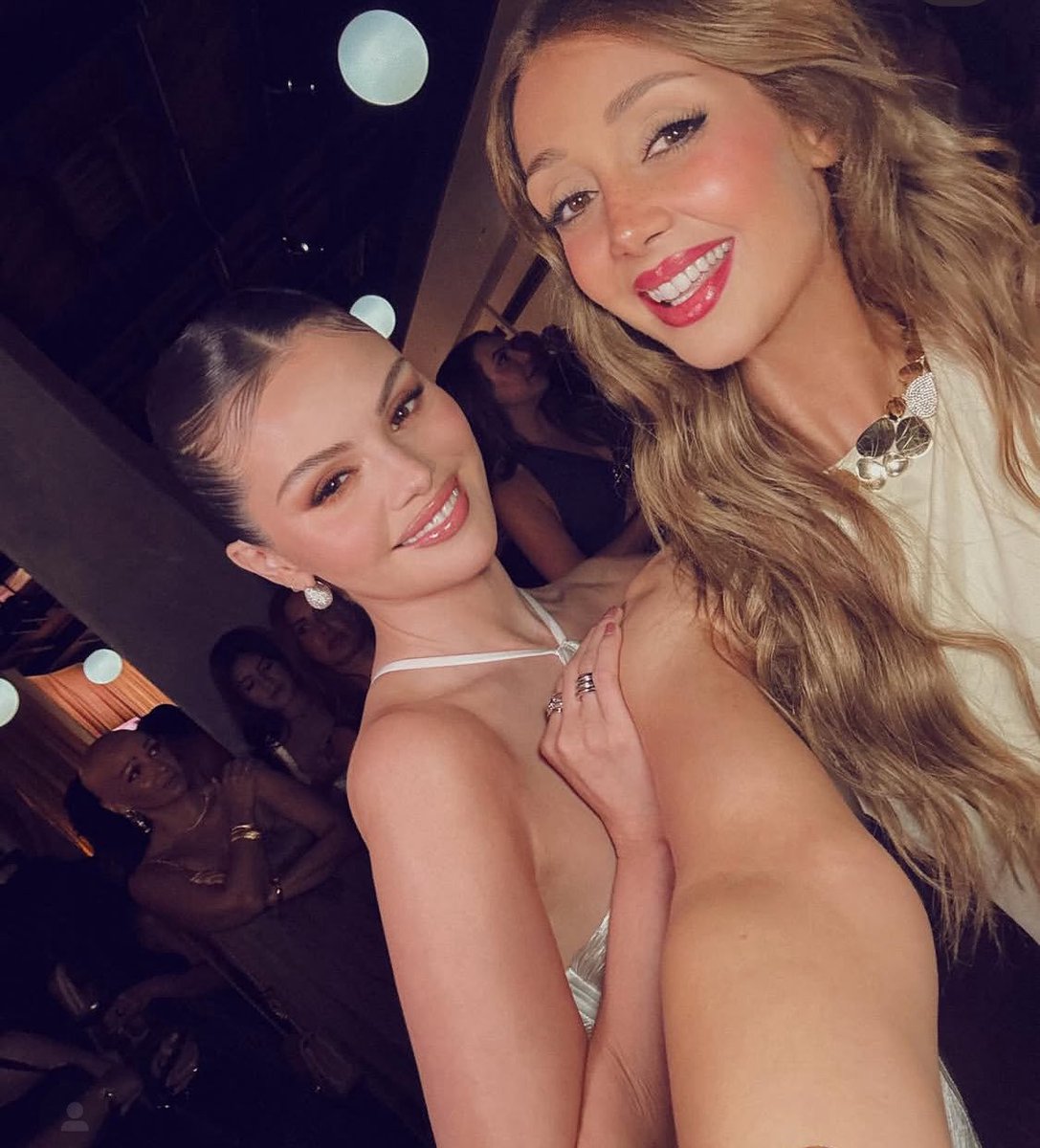 Selena and Elnaz again ❤️😍