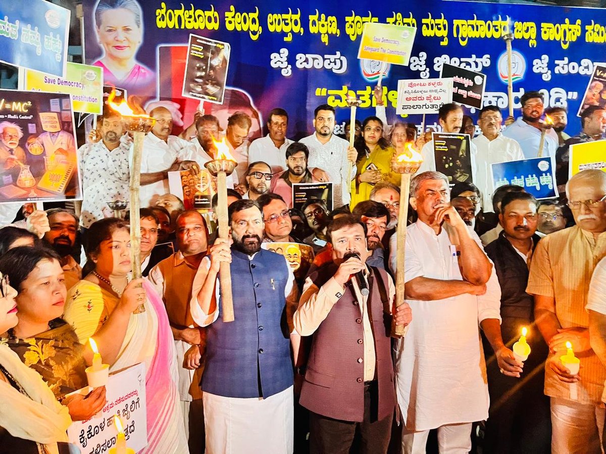 GCC_MP's tweet image. *&quot;ಮತದಾನದ ಹಕ್ಕು ನಮ್ಮದಾಗಬೇಕು, ಮತಕಳ್ಳತನವನ್ನು ತಡೆಯಲೇ ಬೇಕು!&quot;* 🗳️🔥  
ಸ್ವಾತಂತ್ರ್ಯ ಉದ್ಯಾನವನದಲ್ಲಿ ನಡೆದ &quot;ಮತಕಳ್ಳರೇ ಅಧಿಕಾರ ಬಿಟ್ಟು ತೊಲಗಿ&quot; ಎಂಬ ಘೋಷವಾಕ್ಯದೊಂದಿಗೆ ಕ್ಯಾಂಡಲ್ ಲೈಟ್ ಮಾರ್ಚ್‌ನಲ್ಲಿ ಭಾಗವಹಿಸಿ ಪ್ರಜಾಪ್ರಭುತ್ವದ ಪರ ಧ್ವನಿ ಎತ್ತಿದ ಕ್ಷಣ.  
#OurVoteOurRight #Democracy 
@RahulGandhi @kcvenu