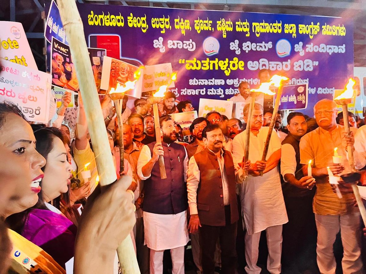 GCC_MP's tweet image. *&quot;ಮತದಾನದ ಹಕ್ಕು ನಮ್ಮದಾಗಬೇಕು, ಮತಕಳ್ಳತನವನ್ನು ತಡೆಯಲೇ ಬೇಕು!&quot;* 🗳️🔥  
ಸ್ವಾತಂತ್ರ್ಯ ಉದ್ಯಾನವನದಲ್ಲಿ ನಡೆದ &quot;ಮತಕಳ್ಳರೇ ಅಧಿಕಾರ ಬಿಟ್ಟು ತೊಲಗಿ&quot; ಎಂಬ ಘೋಷವಾಕ್ಯದೊಂದಿಗೆ ಕ್ಯಾಂಡಲ್ ಲೈಟ್ ಮಾರ್ಚ್‌ನಲ್ಲಿ ಭಾಗವಹಿಸಿ ಪ್ರಜಾಪ್ರಭುತ್ವದ ಪರ ಧ್ವನಿ ಎತ್ತಿದ ಕ್ಷಣ.  
#OurVoteOurRight #Democracy 
@RahulGandhi @kcvenu