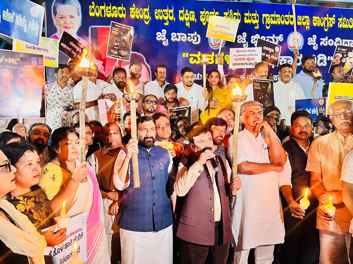 GCC_MP's tweet image. *&quot;ಮತದಾನದ ಹಕ್ಕು ನಮ್ಮದಾಗಬೇಕು, ಮತಕಳ್ಳತನವನ್ನು ತಡೆಯಲೇ ಬೇಕು!&quot;* 🗳️🔥  
ಸ್ವಾತಂತ್ರ್ಯ ಉದ್ಯಾನವನದಲ್ಲಿ ನಡೆದ &quot;ಮತಕಳ್ಳರೇ ಅಧಿಕಾರ ಬಿಟ್ಟು ತೊಲಗಿ&quot; ಎಂಬ ಘೋಷವಾಕ್ಯದೊಂದಿಗೆ ಕ್ಯಾಂಡಲ್ ಲೈಟ್ ಮಾರ್ಚ್‌ನಲ್ಲಿ ಭಾಗವಹಿಸಿ ಪ್ರಜಾಪ್ರಭುತ್ವದ ಪರ ಧ್ವನಿ ಎತ್ತಿದ ಕ್ಷಣ.  
#OurVoteOurRight #Democracy 
@RahulGandhi @kcvenu
