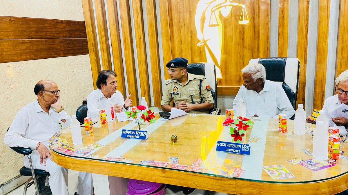 आज दिनांक 14.08.2025 को श्रीमान पुलिस उपायुक्त पूर्वी श्री सत्यजीत गुप्ता द्वारा कानपुर बार एसोसिएशन चुनाव के मद्देनज़र मतदान केंद्र डीएवी कॉलेज का निरीक्षण किया गया। इस दौरान बार एसोसिएशन के पदाधिकारियों के साथ बैठक कर आवश्यक विषयों पर चर्चा की व चुनाव के दौरान शांति एवं