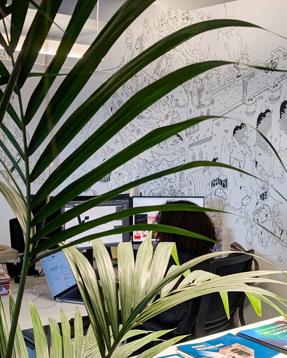 Nos graphistes en pleine action, et on ne peut pas vous montrer le résultat... du moins, pas encore ! 👀 

Des pistes créatives pour aboutir à une identité finale : on aimerait vous partager toutes les étapes de la création d'une identité. Vous aimeriez l'idée ?