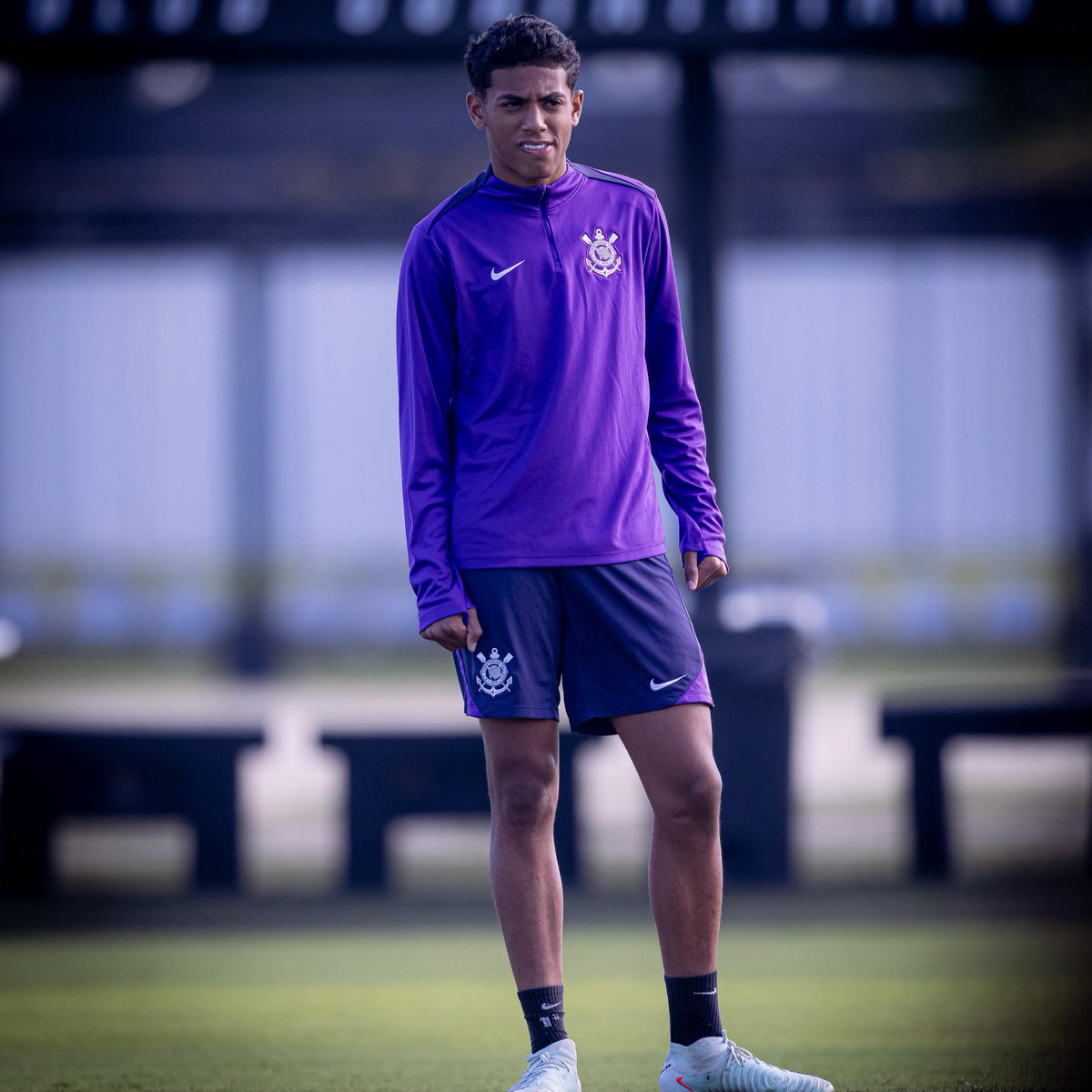 _sccpnews's tweet photo. 🚨 | O atacante Kauê Furquim, de 16 anos, está de saída do Corinthians após o Bahia pagar a multa rescisória nacional de R$ 14 milhões prevista em seu contrato. O jogador vinha treinando com o elenco profissional e chegou a ser relacionado para partidas contra Ceará e Fortaleza no Brasileirão.

A saída pegou a diretoria de surpresa, e o clube avalia formas de tentar mantê-lo. O contrato profissional, assinado em abril, previa multa de 50 milhões de euros para clubes do exterior, mas a legislação limita o valor nacional a duas mil vezes o salário do atleta na assinatura do vínculo.

📰 | @geglobo
📸 | Rodrigo Coca / Ag. Corinthians