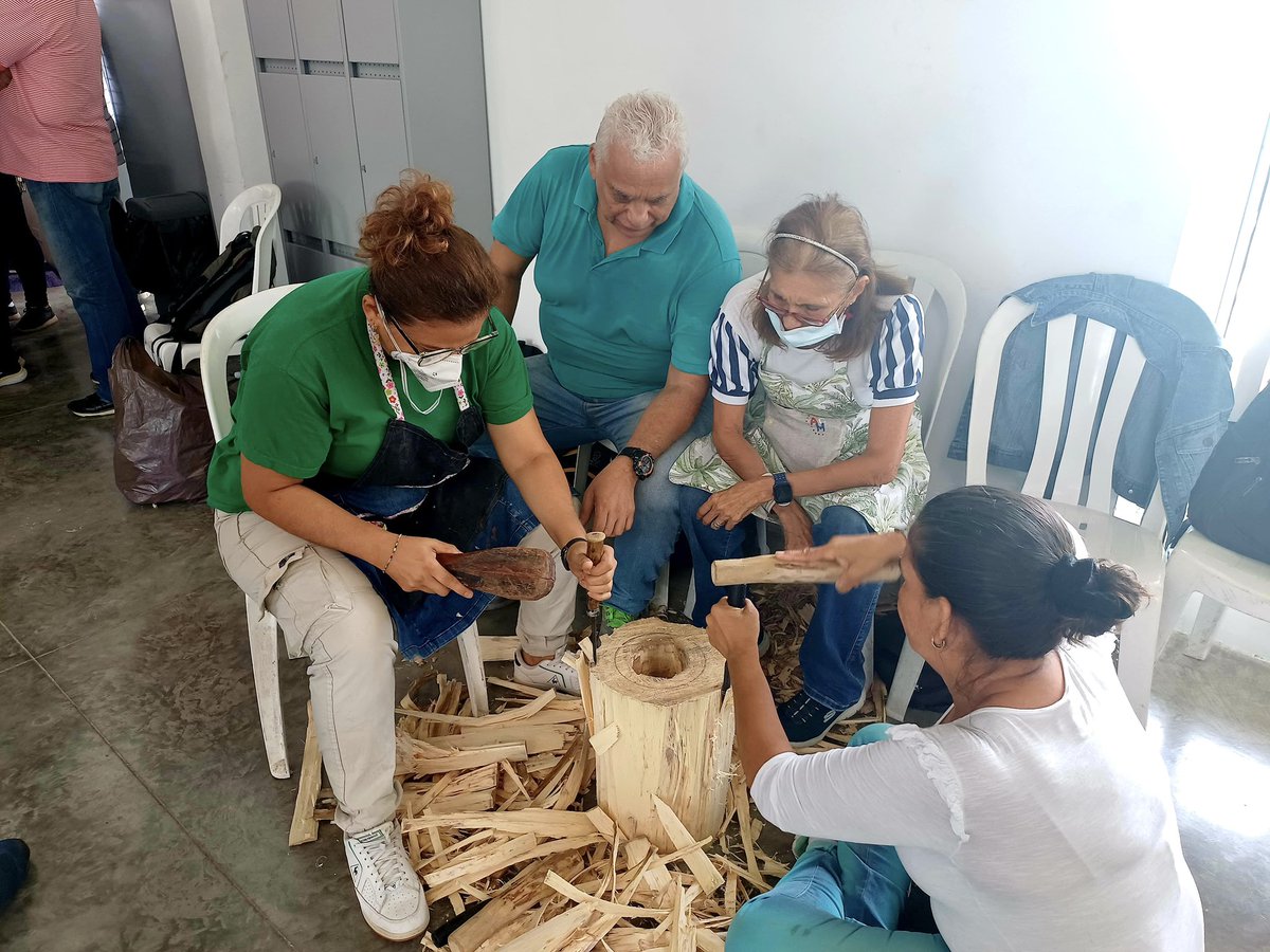 Continua el taller de elaboración de tambores, en articulación con <a href="/Banrepcultural/">Banrepcultural</a>, aprendimos a curtir las membranas que nos darán sonido.🪘

🎶Cada tambor suena distinto, y que el olor del cuero y el ritmo guardan siglos de tradición.🙌

¡Exaltamos el patrimonio vivo!🎭