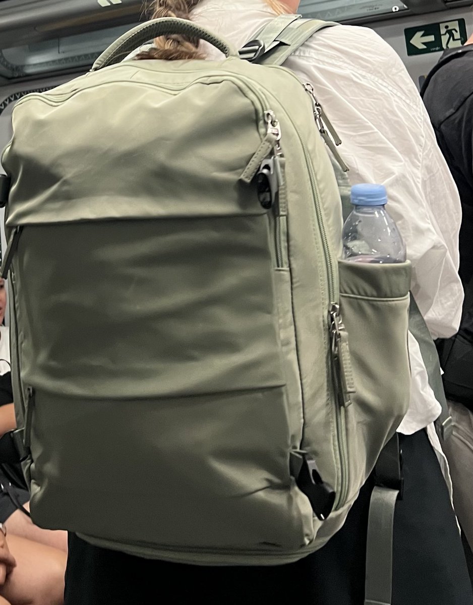 Al llevar una mochila así (grande y/o voluminosa), al menos hay que tener la decencia de revisar de no estar golpeando o molestando a otras personas con la misma en transporte o lugares públicos. 🎒 

No siempre vale el “uy no me di cuenta”. 

De nada.

#viajes #sentidocomún