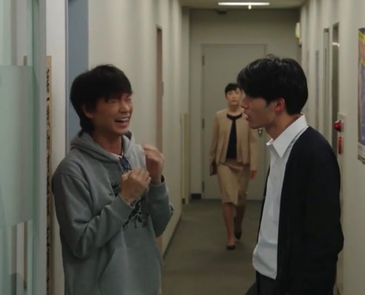 미우도 폭룡적인 구도가 ㅈㄴ웃김 무한상사가틈
1. 감나무에서 떨어진 정과장 살피는 팀원들
2. 심부장 개빡친줄도모르고 퇴근만기다리는 거성이부키
3. 얘만혼자 하이킥같음
4. 키전무님 납시는줄도모르고 회사욕하느라신난 입대리 큐주임