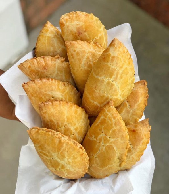 cravingshaven's tweet photo. When I say I make the best pies, don’t joke with me
Midi sized meat pies
Price 1000 naira only 
📍 Ibadan
Order 1 or 1000
You can pair with our fruity Zobo or creamy tigernut drink
All available at the store everyday😋

For your parties and events 
Discounts available https://t.co/OmAP9tR6OT
