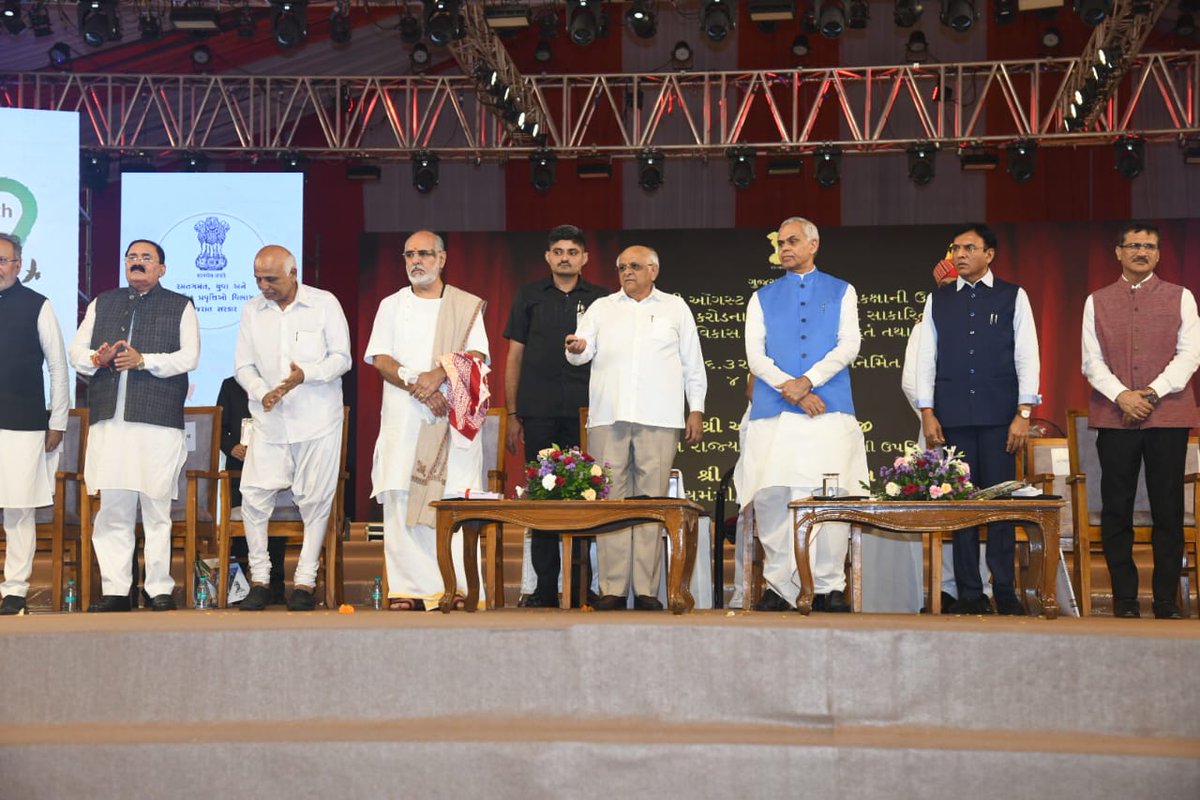 CMOGuj's tweet photo. માનનીય રાજ્યપાલ શ્રી આચાર્ય દેવવ્રતના અધ્યક્ષસ્થાને તેમજ મુખ્યમંત્રી શ્રી ભૂપેન્દ્રભાઈ પટેલની ગરિમામય ઉપસ્થિતિમાં 79મા સ્વાતંત્ર્ય પર્વની પૂર્વસંધ્યાએ રાજ્યકક્ષાની ઉજવણીના ભાગરૂપે પોરબંદર ખાતે કેન્દ્રીય મંત્રી શ્રી મનસુખભાઈ માંડવીયા તથા અન્ય મહાનુભાવોની ઉપસ્થિતિમાં ભવ્ય સાંસ્કૃતિક કાર્યક્રમનું આયોજન કરવામાં આવ્યું હતું.

મહાનુભાવોના વરદ્હસ્તે આ અવસરે પોરબંદર જિલ્લામાં કુલ અંદાજે ₹175 કરોડના વિવિધ વિકાસલક્ષી કાર્યોના લોકાર્પણ અને ખાતમુહૂર્ત સંપન્ન કરવામાં આવ્યા હતા. આ ઉપરાંત, પોરબંદર નગરપાલિકા, પોરબંદર જિલ્લાના શહેરી તેમજ ગ્રામ્ય વિસ્તારોમાં વિકાસ કાર્યો માટે કુલ ₹7.5 કરોડની ફાળવણી પણ કરવામાં આવી હતી.