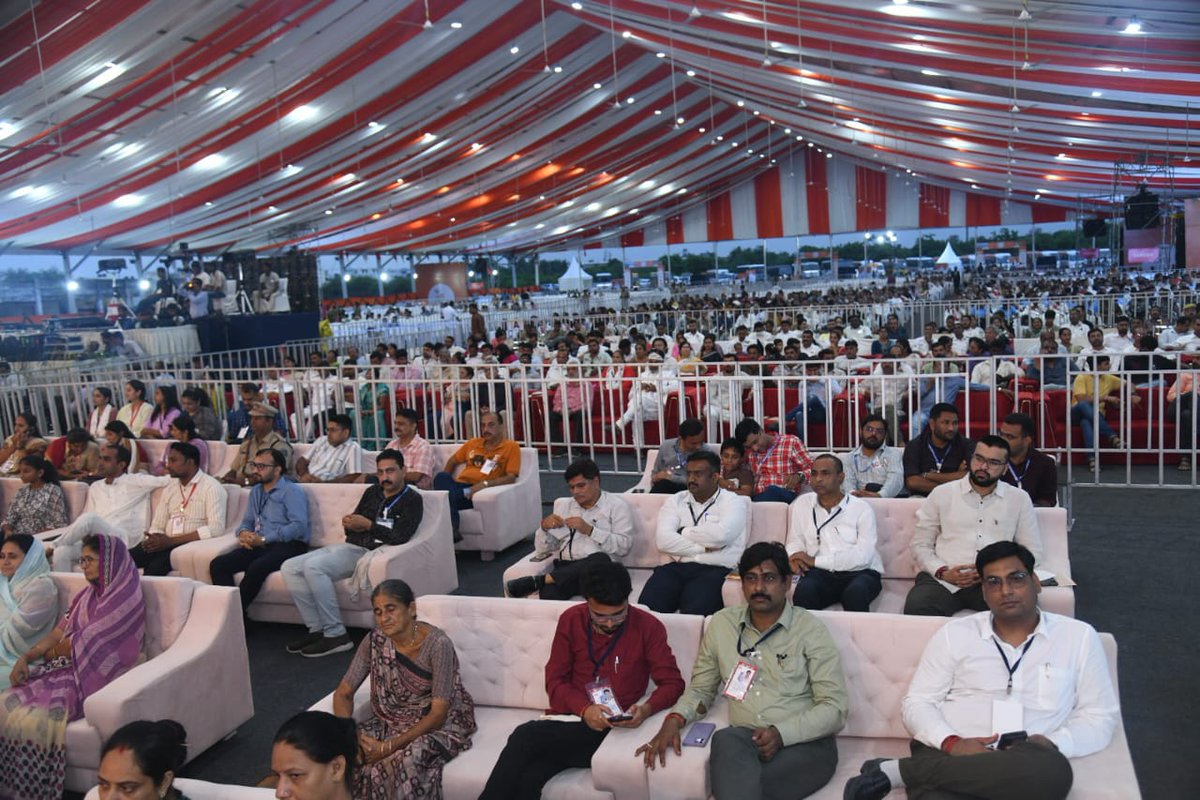 માનનીય રાજ્યપાલ શ્રી આચાર્ય દેવવ્રતના અધ્યક્ષસ્થાને તેમજ મુખ્યમંત્રી શ્રી ભૂપેન્દ્રભાઈ પટેલની ગરિમામય ઉપસ્થિતિમાં 79મા સ્વાતંત્ર્ય પર્વની પૂર્વસંધ્યાએ રાજ્યકક્ષાની ઉજવણીના ભાગરૂપે પોરબંદર ખાતે કેન્દ્રીય મંત્રી શ્રી મનસુખભાઈ માંડવીયા તથા અન્ય મહાનુભાવોની ઉપસ્થિતિમાં ભવ્ય