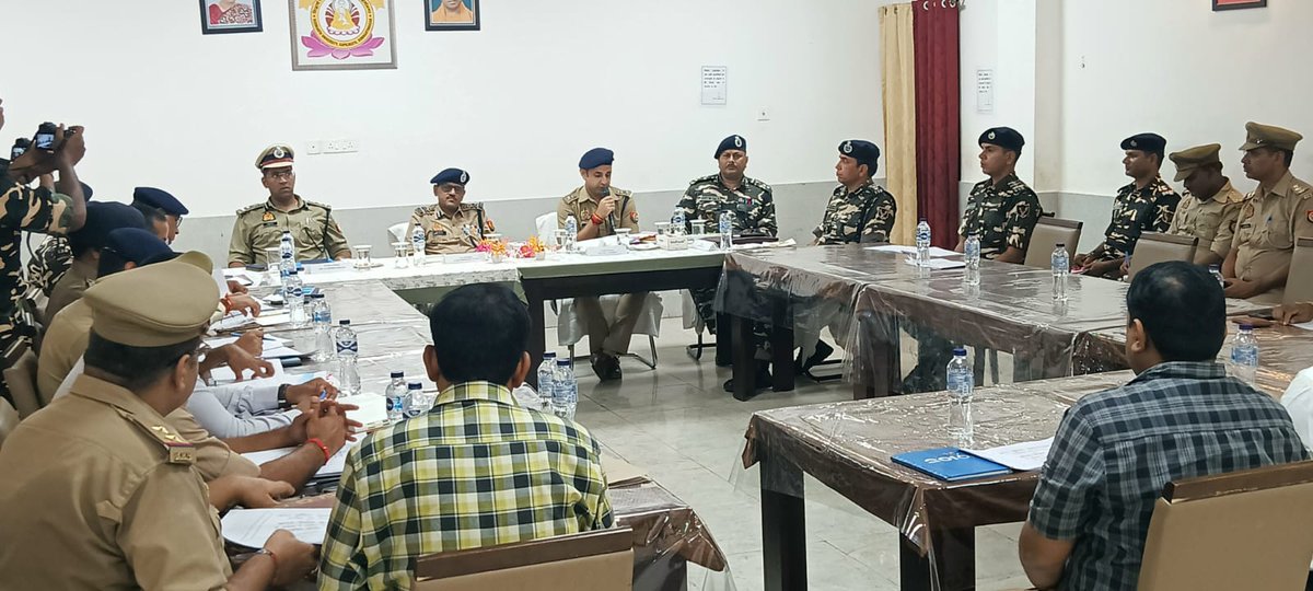 #AdgZoneGkr श्री मुथा अशोक जैन द्वारा आज जनपद सिद्धार्थनगर के कपिलवस्तु में भारत-नेपाल सीमा से संबंधित सभी भारतीय एजेंसियों के साथ बैठक कर सभी बिन्दुओं पर विस्तृत चर्चा करते हुए संबंधित को आवश्यक दिशा-निर्देश दिए गए।