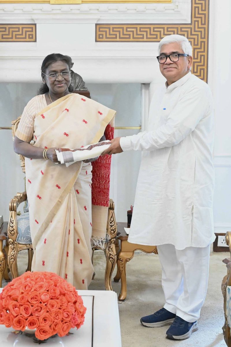 13 अगस्त 2025 | राष्ट्रपति भवन में भारत की महामहिम राष्ट्रपति श्रीमती द्रौपदी मुर्मू जी से श्री महेन्द्र कपूर जी ( संगठन मंत्री , अखिल भारतीय राष्ट्रीय शैक्षिक महासंघ ) की सौजन्य भेंट।  🇮🇳 #PresidentOfIndia  #RashtrapatiBhavan <a href="/ABRSM14121993/">ABRSM</a> <a href="/MahendraKapoor6/">Mahendra Kapoor</a>