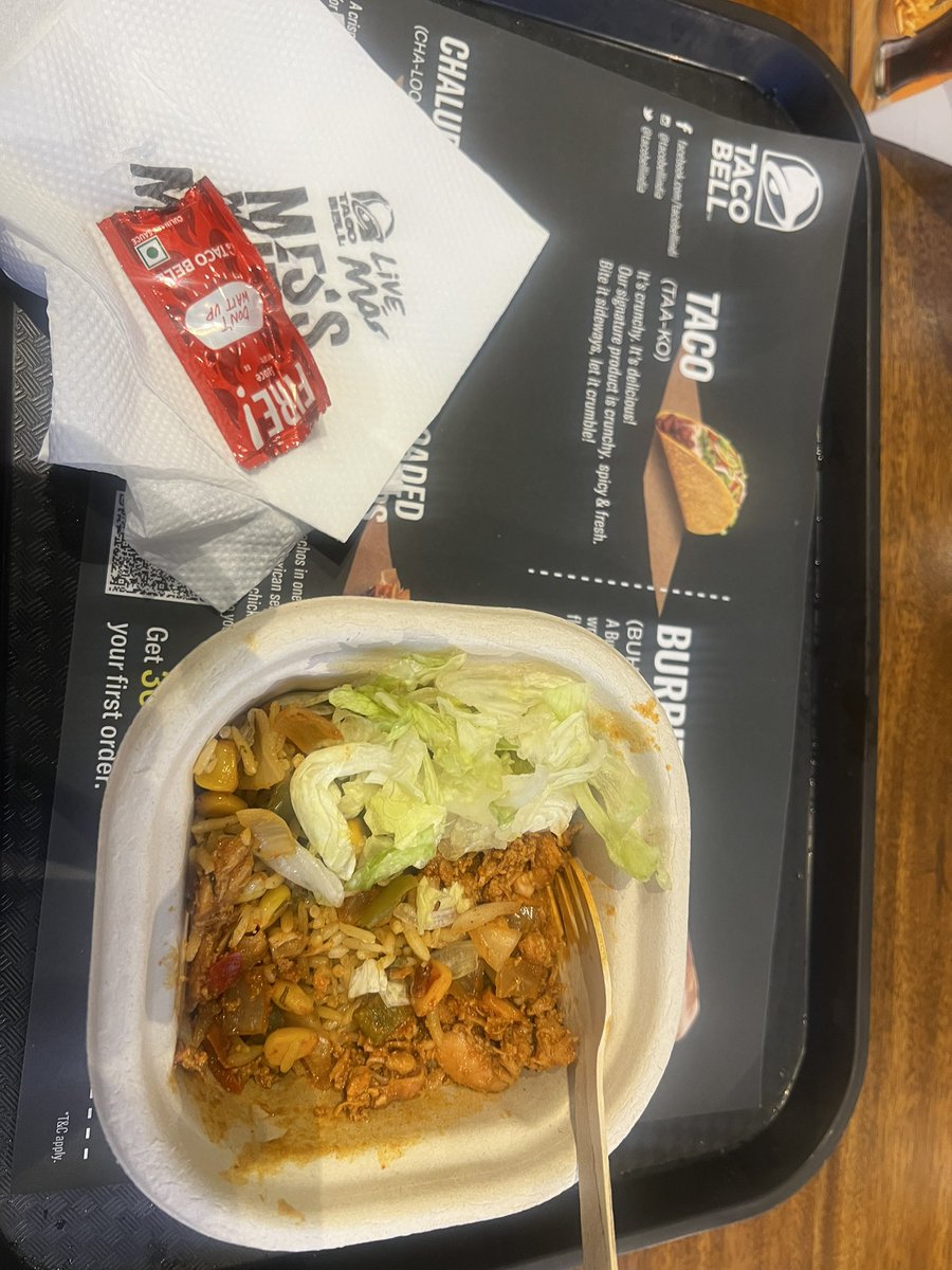amsami1987's tweet photo. Whats happening @tacobellindia ? Worst rice bowl ever had. No taste. No presentation. No kidney beans or fresh tomatoes . This is at Rajiv Gandhi Airport Hyderabad. You should try one at @Cali_Burrito to know the difference. Waste of time and money. https://t.co/rwVk0vQH9x