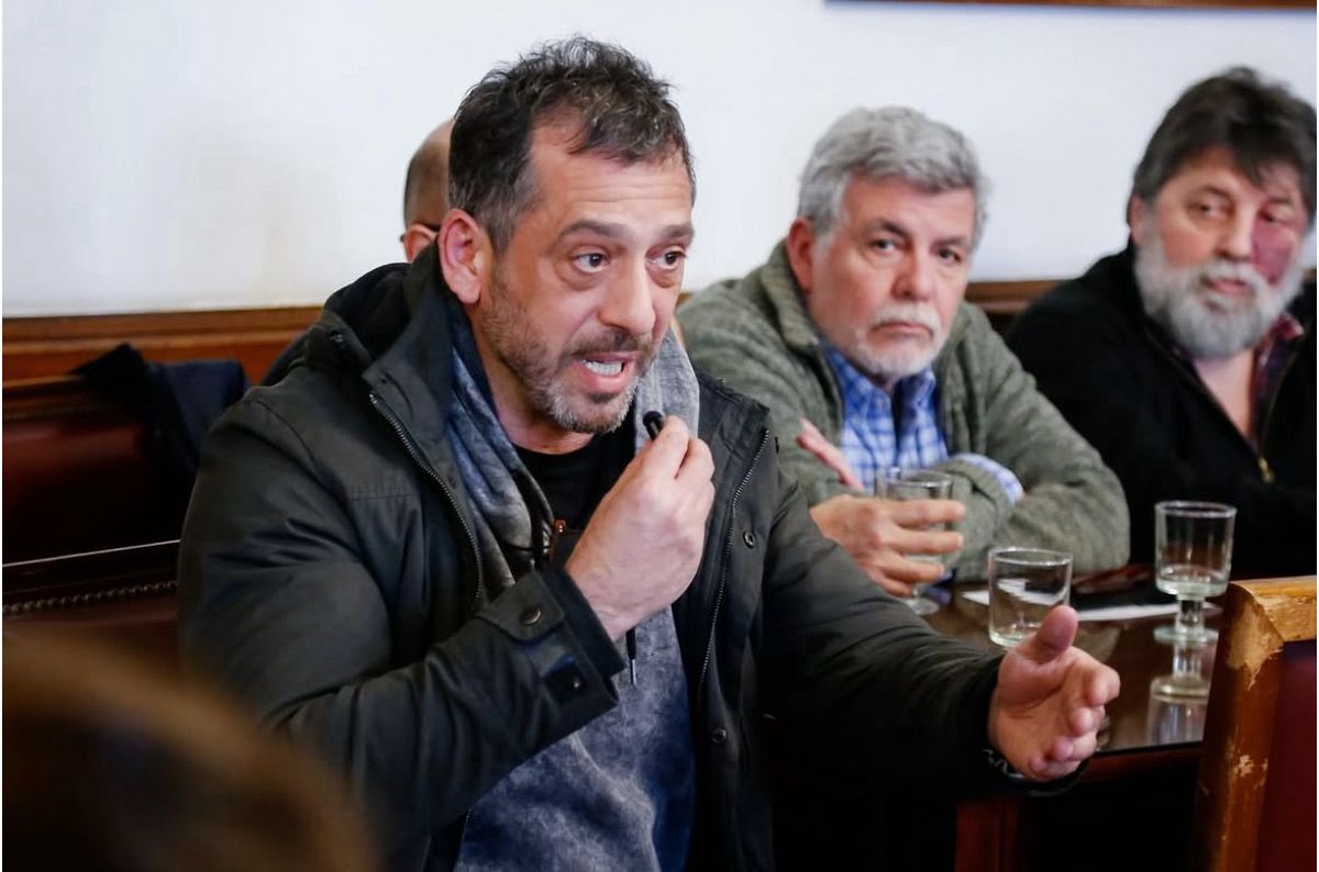 EugeniaDureTDF's tweet photo. Recibimos a representantes de nuestra cultura nacional en nuestro interbloque @senadores_uxp 

Es urgente derogar el decreto 345/25 que avasalla y pretende desarmar al Instituto Nacional del Teatro destruyendo lo construido. 

Con Milei están en riesgo nuestra cultura, las bibliotecas populares, así como el teatro federal  y nuestro patrimonio nacional. 

Cuentan con las y los senadores de Unión por la Patria que creemos en la cultura como identidad de todo el pueblo argentino.