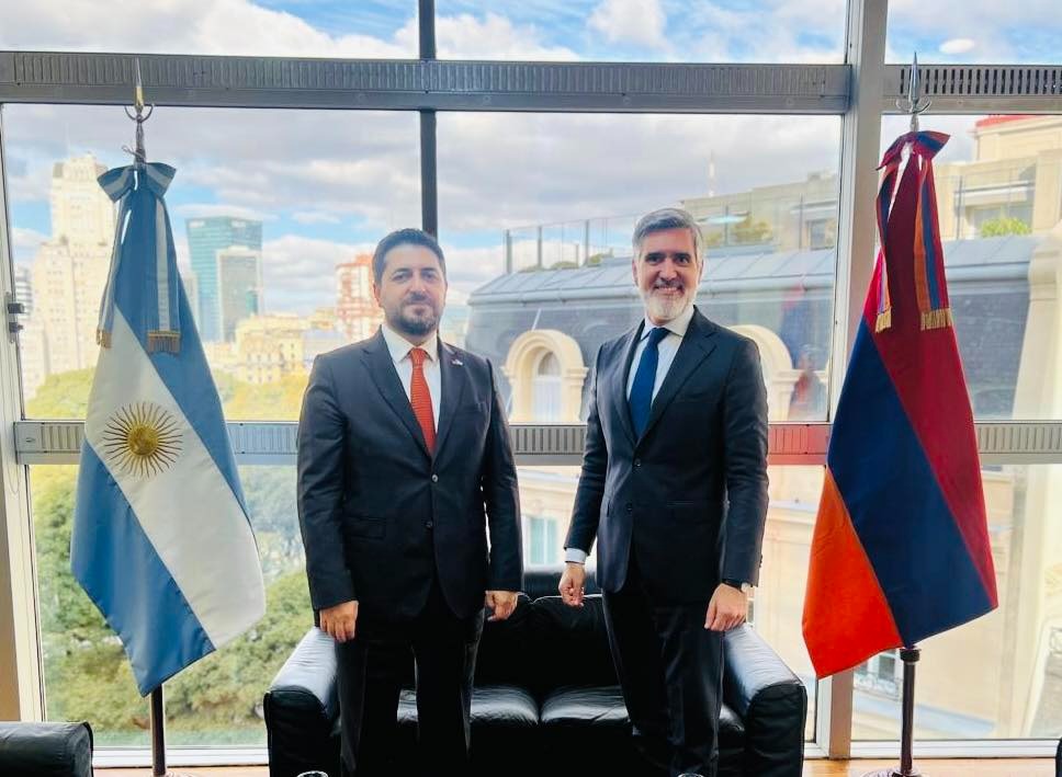 El Embajador <a href="/H_Virabyan/">Hovhannes Virabyan 🇦🇲 Հովհաննես Վիրաբյան</a> se reunió con el Secretario de Relaciones Económicas Internacionales de la Cancillería de Argentina, <a href="/FernandoBrun_Ar/">Fernando Brun</a>.
Se abordaron las perspectivas de profundizar la #cooperación económica bilateral y los proyectos previstos. 🇦🇲🤝🇦🇷