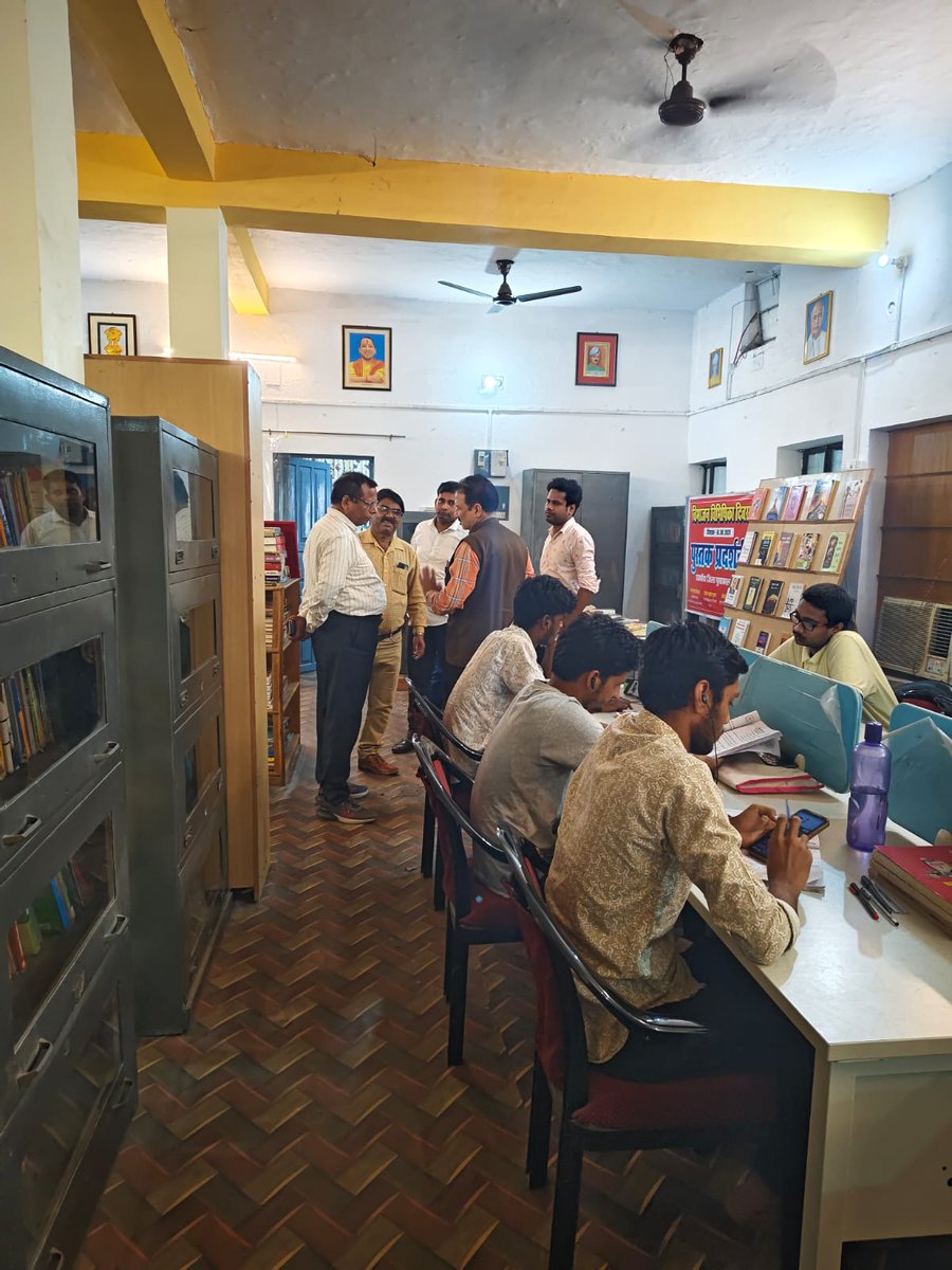 cdoballia's tweet photo. आज विभाजन विभीषिका दिवस के अवसर पर राजकीय जिला पुस्तकालय में विशेष पुस्तक प्रदर्शनी का आयोजन किया गया जिसमें भारत के विभाजन एवं स्वतंत्रता संग्राम से संबंधित पुस्तकें सभी जनपद वासियों के अवलोकन एवं अध्ययन के लिए प्रदर्शित की गई। @CMOfficeUP @ChiefSecyUP @dmballia https://t.co/F3rpeebzfq