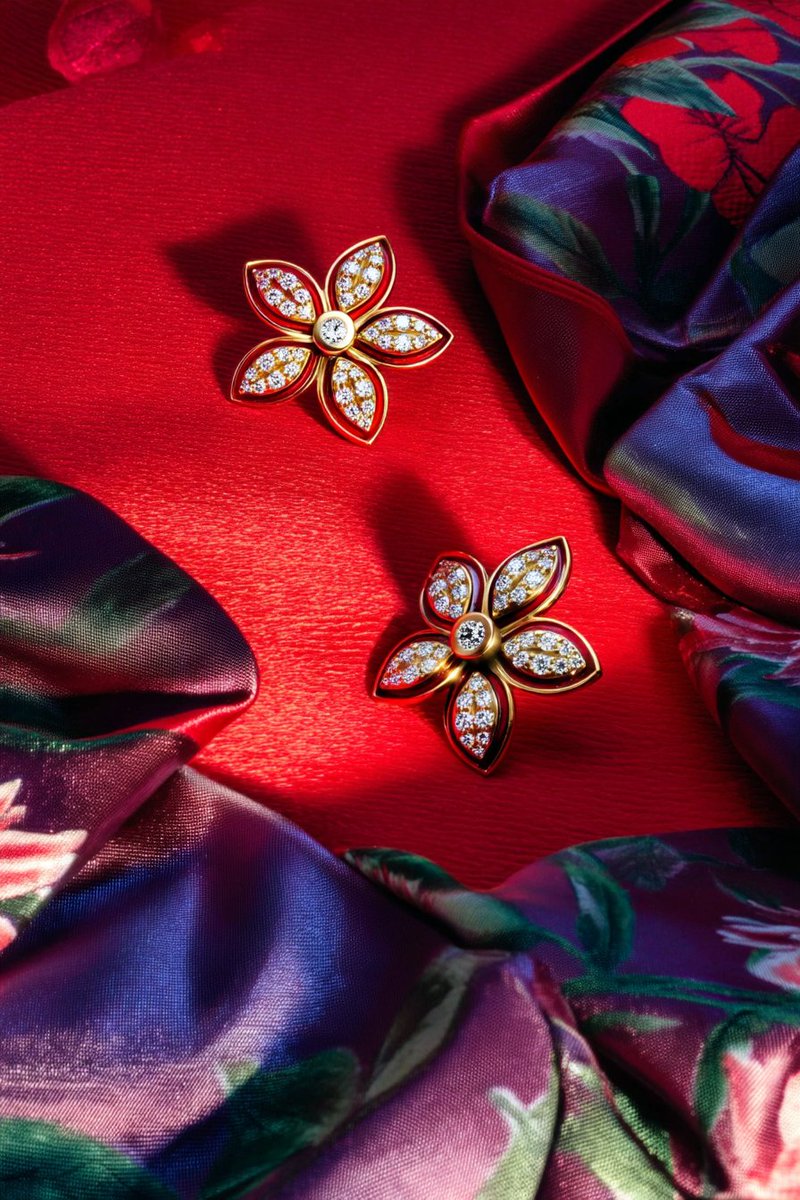 SinghviJewels's tweet image. A garden in miniature, with petals brushed in red enamel, crafted to catch the light and linger in memory.

#singhvijewels #floralcollection #enamel #handcrafted