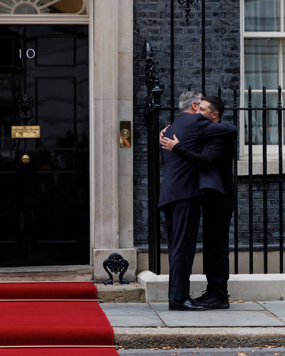 Find someone in your life who hugs you like Keir Starmer hugs Volodymyr Zelensky.