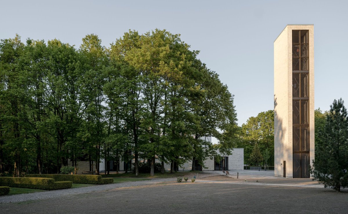 Archello's tweet photo. Henning Larsen’s Højvangen Church in Skanderborg uses brick, oak, and brass to create a warm, timeless setting for worship, events, and community life.
https://t.co/CHxOhKMDjj
#BrickAndLight #AdaptiveSacredSpace #HenningLarsen https://t.co/5Wug80fxS5