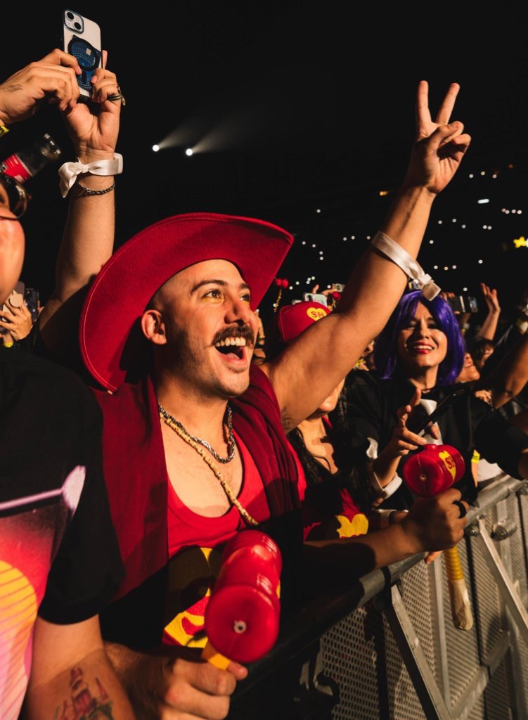 Despegaste del cemento mis zapatos para escapar los dos volando un rato.❤️💛

Gracias @Shakira por esa noche maravillosa en Tijuana, <a href="/shakpulines/">Shakpulines</a>  siempre contigo. 🇲🇽🌮

📸 <a href="/chriscornejo_/">Chris Cornejo</a>  #LMYNLWorldTourTijuana