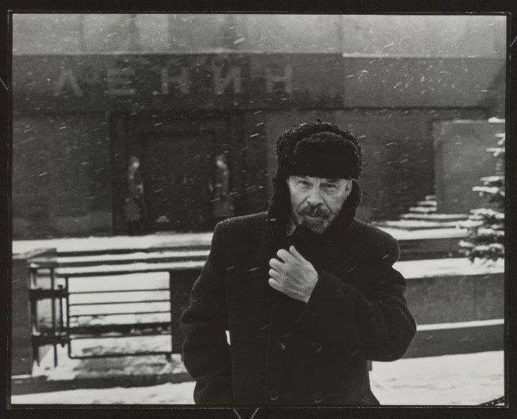 В.И. Ленин рассматривал социальное неравенство как фундаментальную характеристику капиталистической системы. По его мнению, капитализм неизбежно порождает и усугубляет разрыв между богатыми и бедными.