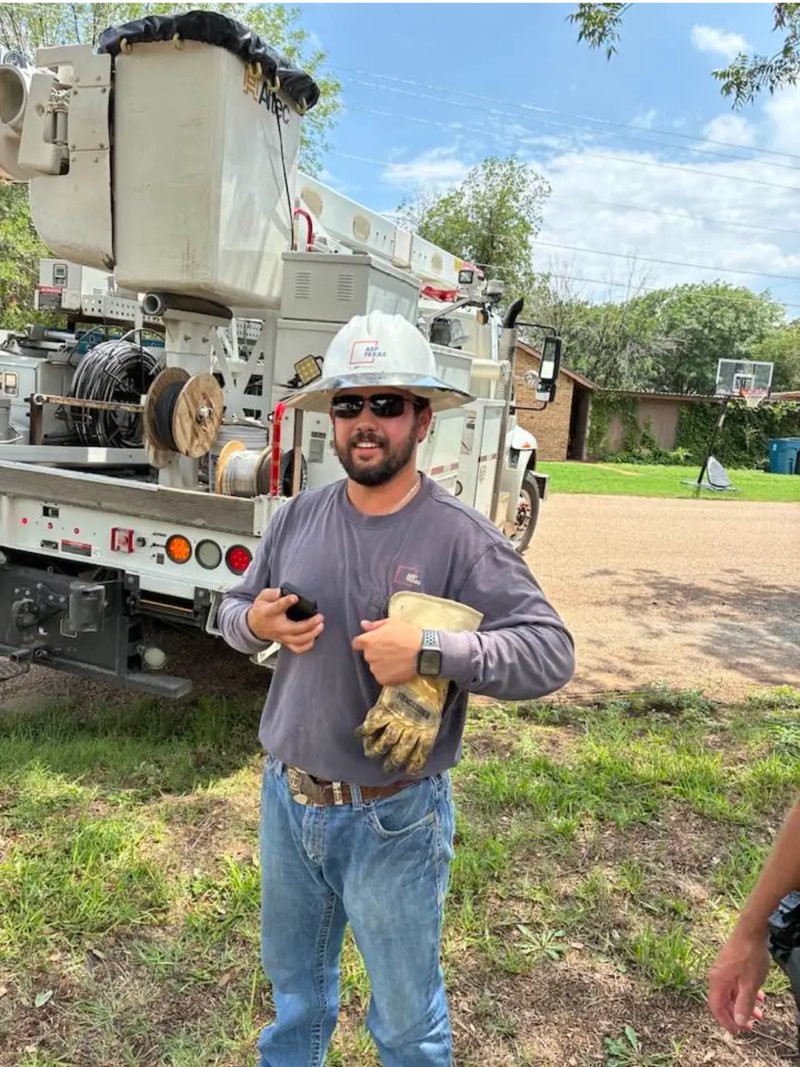 AEPTexas's tweet photo. AEP Texas Lineman Alex "Birdman" Vargas helped rescue a young Mississippi kite. Our AEP Texas lineworkers face challenges that go far beyond the lines they work on. Read the story: https://t.co/juRbM6V792 #WeAreAEPTexas #WildlifeRescue #Community #Lineworkers https://t.co/WK1kJrsxlR