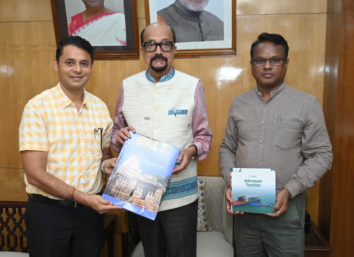 आज राजभवन में संस्कृति एवं पुरातत्व विभाग के निदेशक एवं छत्तीसगढ़ पर्यटन मण्डल के प्रबंध निदेशक श्री विवेक आचार्य ने भेंट की और छत्तीसगढ़ में पर्यटन के विस्तार के लिए की जा रही गतिविधियों से अवगत कराया।
<a href="/rashtrapatibhvn/">President of India</a> 
<a href="/PMOIndia/">PMO India</a>