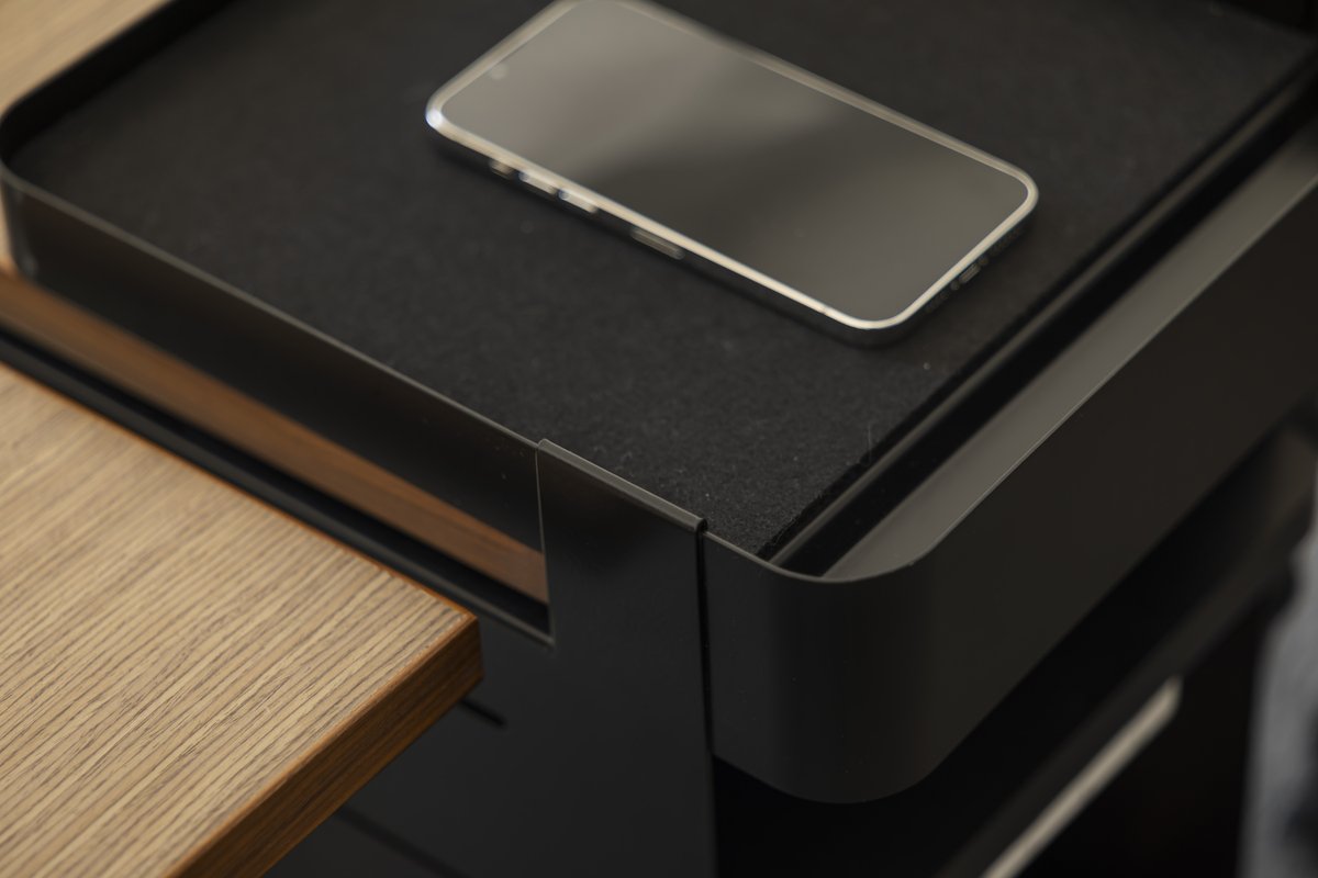 Unassigned seating calls for smarter storage.

Designed to pair seamlessly with Innovant benching like REX, our newest hanging storage unit adds function without adding clutter.

hubs.li/Q03CN2lG0