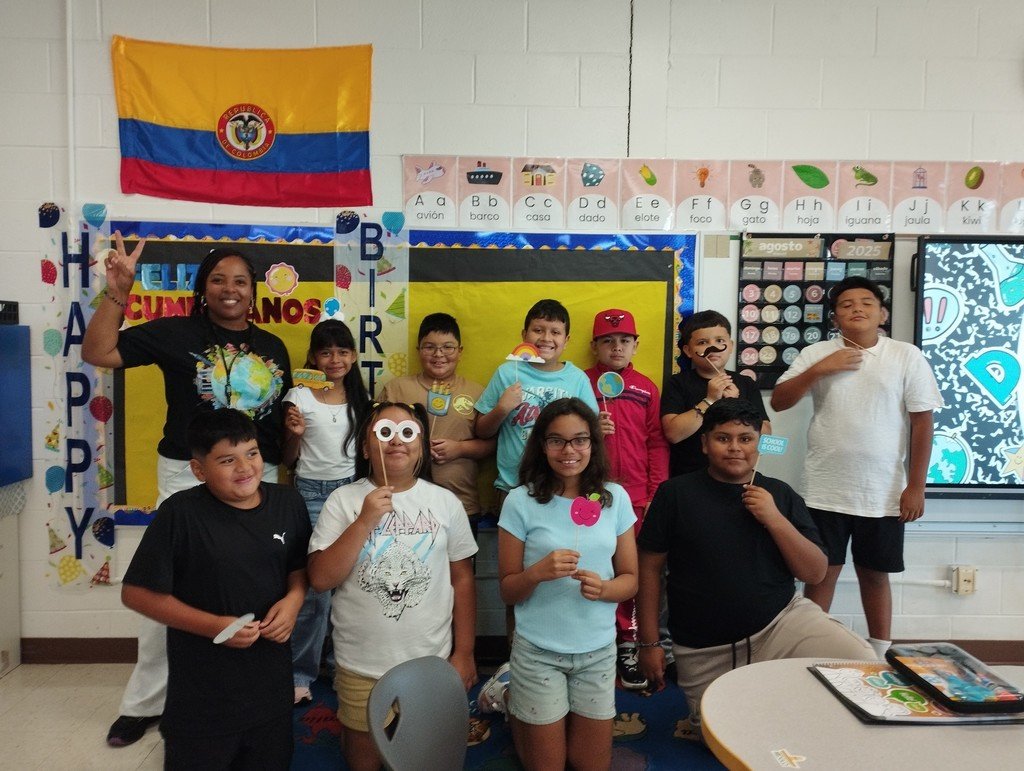 Ms. Arias is enjoying getting to know her new classes.
📚✨😊🍎
La Sra. Arias está disfrutando conocer a sus nuevas clases.
#JeffersonJourney🐝