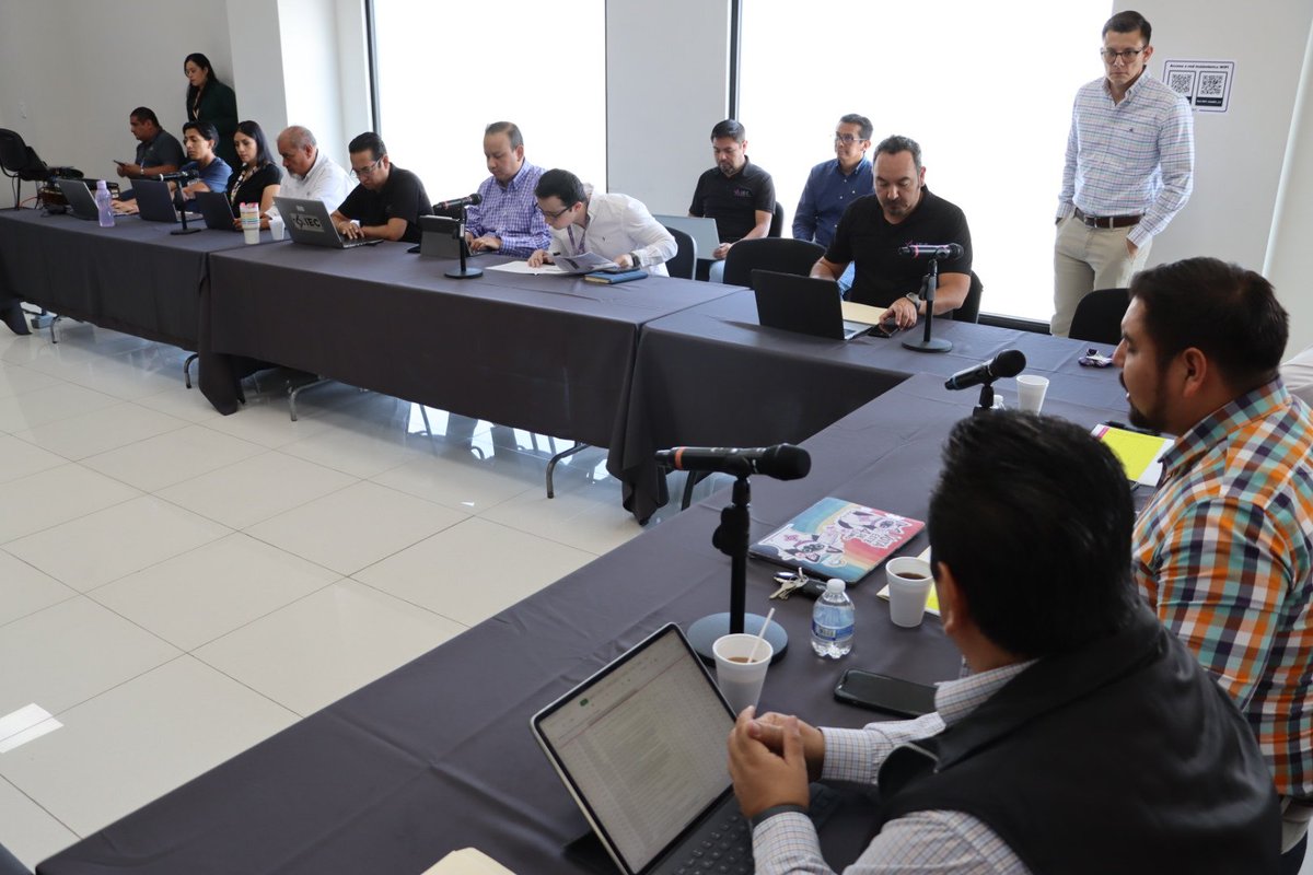 El Vocal Ejecutivo del INE Coahuila, <a href="/jl_vazquezl/">José Luis Vázquez L</a> y el Presidente del <a href="/IEC_Coahuila/">Instituto Electoral de Coahuila</a>, <a href="/OscarDanieliec6/">Óscar Daniel Rodríguez Fuentes</a>, encabezan una reunión de trabajo con el fin de analizar el proyecto de Calendario de Coordinación para el Proceso Electoral Local, con el cual se renovará el Congreso del Estado