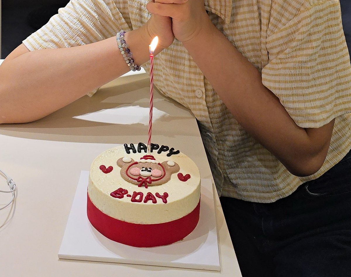 olkk222's tweet photo. 夏末的夜晚
蟬聲穿透窗戶圍繞在我的房間內
似乎在提醒著我又一年過去了
首爾生活從倒數出發
到倒數離開
在這裡的每一刻都是無法被取代的
我永遠不會忘記
那個早晨做出決定的瞬間
以及那個對月亮許願的夜晚

生日願望是希望我的人生
可以快樂與悲傷共存
可以自私地把自己永遠放在第一位 https://t.co/JGUI88V1lC