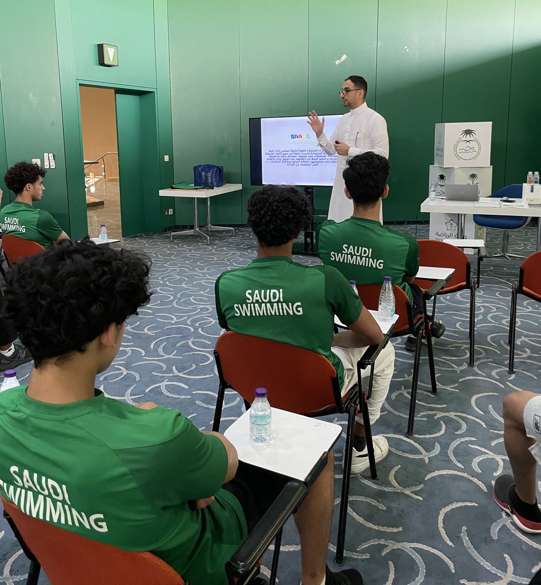 📸| بالتعاون مع اللجنة السعودية للرقابة على المنشطات أقيمت اليوم محاضرة توعوية عن آفة المنشطات وأضرارها للاعبين المنتخب السعودي للسباحة قدمها الأستاذ محمد البهلال وذلك خلال المعسكر الإعدادي المقام بالرياض 🏊‍♂️

▪️ المواد المحظورة رياضياً 
▪️ الآثار الجانبية للمنشطات 
▪️ حقوق