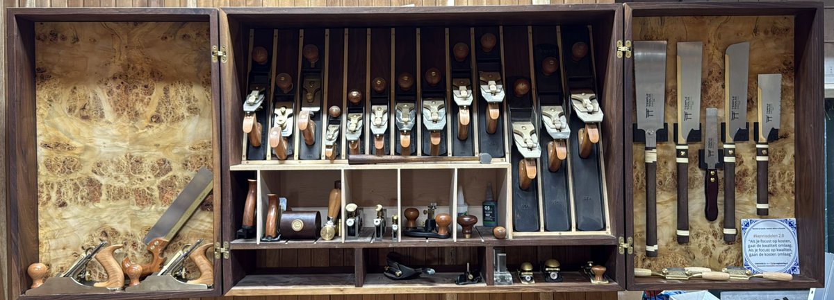 Zagen een plekje in de deur gegeven, kom er niet aan toe om aan m’n eigen werkplaats te werken. Maar de schaven kast is steeds verder af!