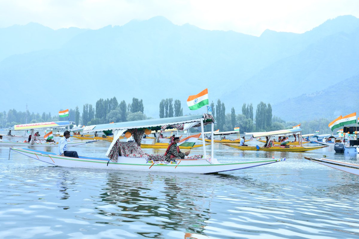 Srinagar Sector CRPF held a vibrant Tiranga Rally on Dal Lake Srinagar as part of #HarGharTiranga campaign. 

Officers &amp; personnel of 144 Bn CRPF &amp; locals set sail in tricolour-adorned boats, creating a stunning spectacle that strengthened the bond between CRPF &amp; Kashmiri awam.